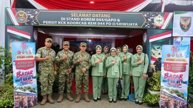 Pangdam II/Swj Mayjen TNI Ujang Darwis memimpin Bazar Murah TNI Palembang dalam rangka HUT Ke-81 TNI.