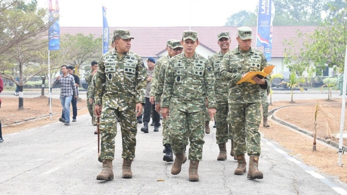 Danrem 044/Gapo Brigjen TNI Khabib Mahfud meninjau stan pada Bazar TNI di Jasdam II/Sriwijaya, Palembang.