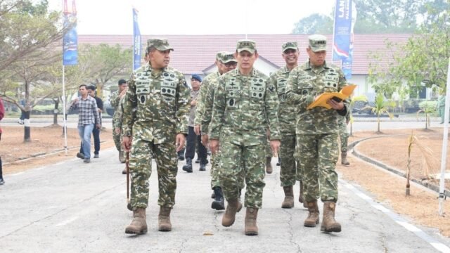 Danrem 044/Gapo Brigjen TNI Khabib Mahfud meninjau stan pada Bazar TNI di Jasdam II/Sriwijaya, Palembang.