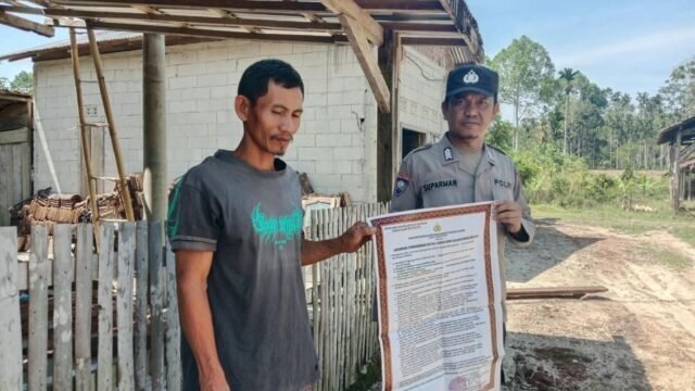 Personel Polsek Mekakau Ilir saat patroli dan sosialisasi pencegahan Karhutla di Desa Kota Dalam, OKU Selatan.