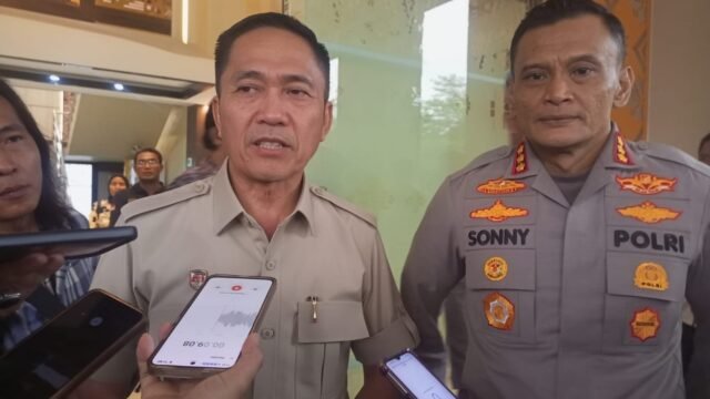 Wali Kota Palembang Ratu Dewa dan Kapolrestabes Sonny Mahar membahas penataan pasar Palembang untuk atasi kemacetan.