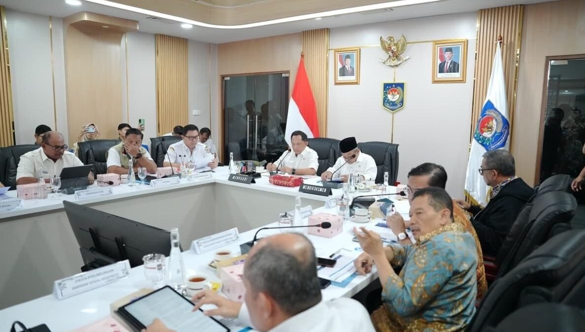 Mendagri Tito Karnavian memimpin rapat koordinasi percepatan pemulihan pendidikan pascabencana Sumatera