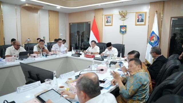 Mendagri Tito Karnavian memimpin rapat koordinasi percepatan pemulihan pendidikan pascabencana Sumatera