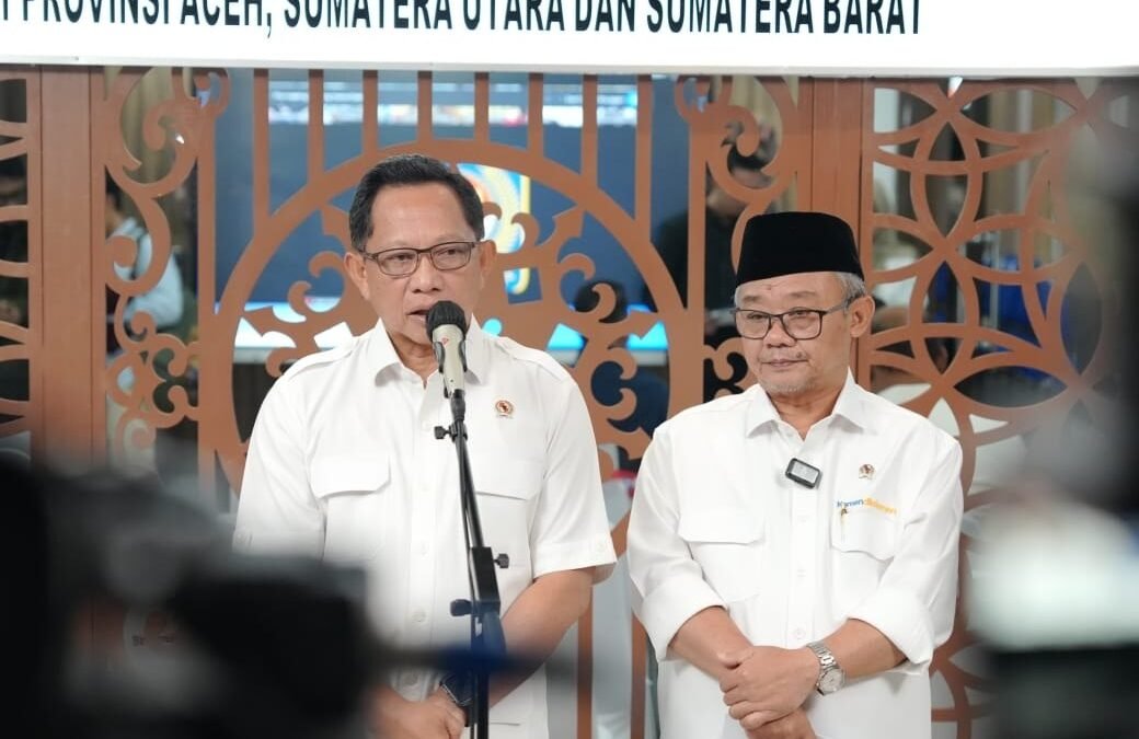 Mendagri Tito Karnavian memimpin rapat koordinasi pemulihan pascabencana Sumatera
