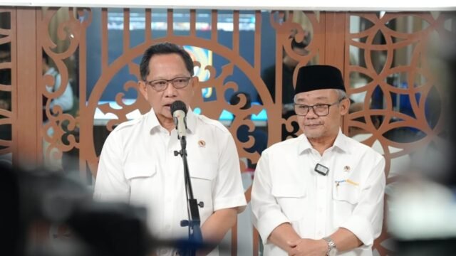 Mendagri Tito Karnavian memimpin rapat koordinasi pemulihan pascabencana Sumatera