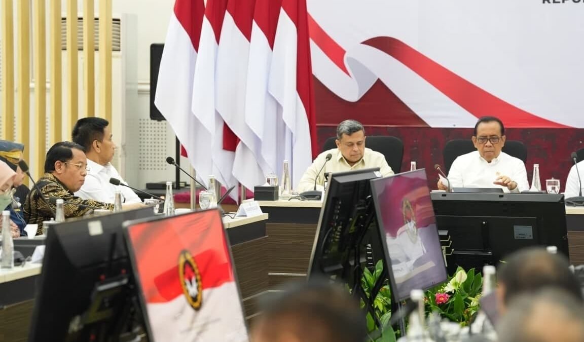 Wamendagri Akhmad Wiyagus memimpin rapat koordinasi percepatan implementasi wajib halal