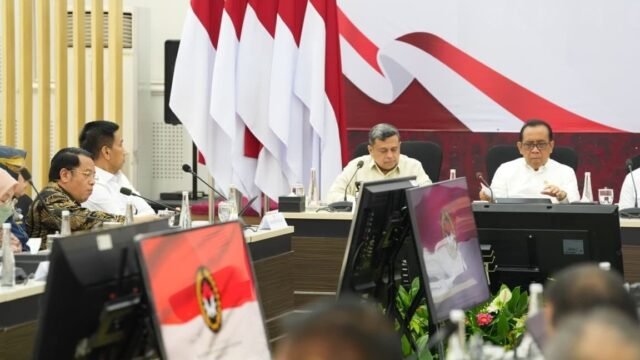 Wamendagri Akhmad Wiyagus memimpin rapat koordinasi percepatan implementasi wajib halal