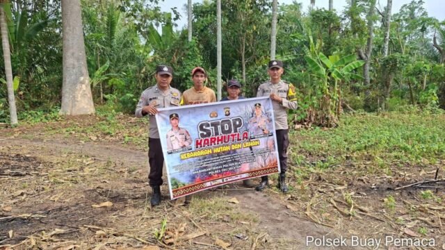 Personel Polres OKU Selatan saat melakukan mitigasi Karhutla di Desa Karet Jaya