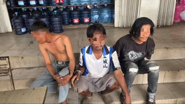 Petugas kepolisian dari Ops Sikat Musi I menindak dugaan premanisme di Simpang Macan Lindungan Palembang.