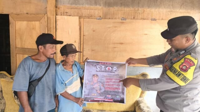 Personel Polsek Simpang saat melakukan mitigasi Karhutla dan sosialisasi larangan membakar lahan di OKU Selatan.