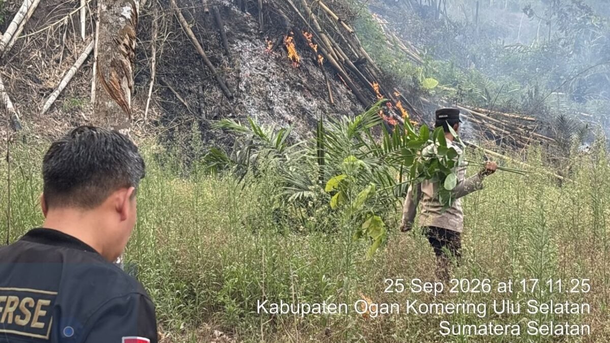 Personel Polsek Buay Pemaca bersama Masyarakat Peduli Api memadamkan Karhutla di Desa Sidodadi OKU Selatan