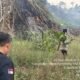 Personel Polsek Buay Pemaca bersama Masyarakat Peduli Api memadamkan Karhutla di Desa Sidodadi OKU Selatan