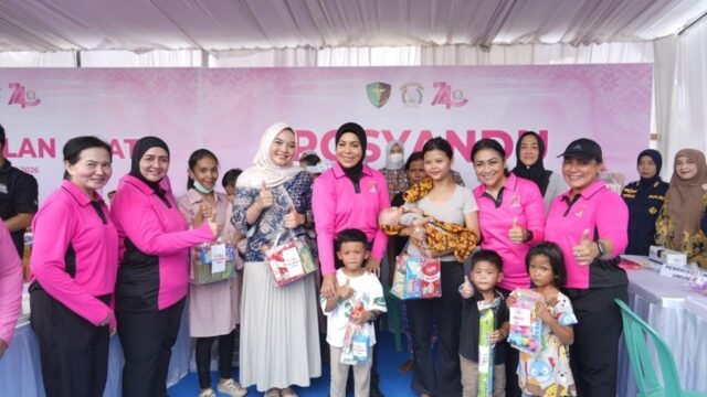 Wakil Ketua Bhayangkari Sumsel Ny. Martina Rony Samtana menyerahkan paket sembako kepada warga Palembang.