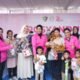 Wakil Ketua Bhayangkari Sumsel Ny. Martina Rony Samtana menyerahkan paket sembako kepada warga Palembang.