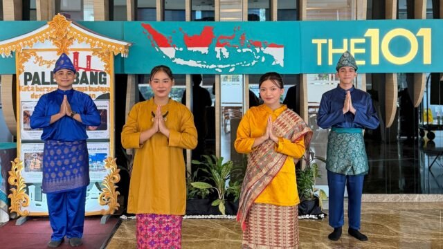 Tamu menikmati pengalaman budaya Palembang di THE 1O1 Palembang Rajawali saat World Tourism Day