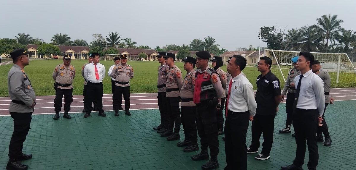 Personel Polres OKU Selatan mengikuti Apel Ops Sikat I Musi 2026 yang dipimpin Kaposko.