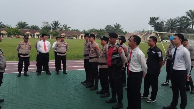 Personel Polres OKU Selatan mengikuti Apel Ops Sikat I Musi 2026 yang dipimpin Kaposko.
