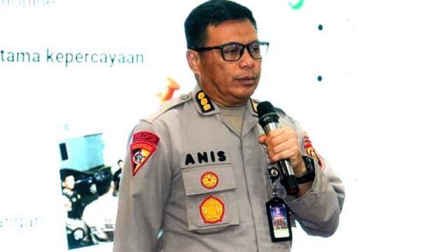 Petugas Polda Sumsel menunjukkan barang bukti hasil pengungkapan kasus 3C