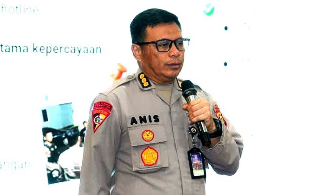 Petugas Polda Sumsel menunjukkan barang bukti hasil pengungkapan kasus 3C