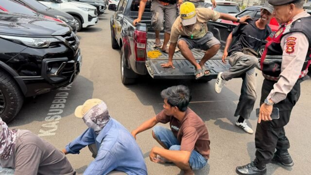 Personel Polda Sumsel amankan pelaku parkir liar dan pungli di Palembang