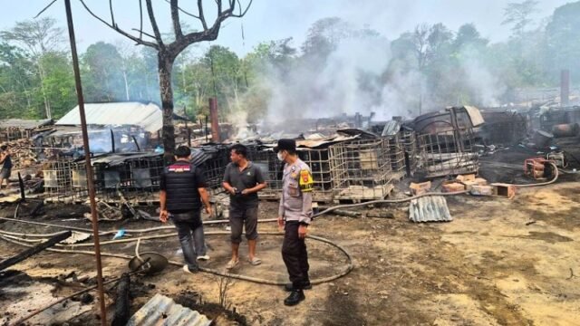 Petugas kepolisian mengamankan lokasi kebakaran penyulingan minyak tradisional di Bayung Lencir Muba