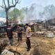 Petugas kepolisian mengamankan lokasi kebakaran penyulingan minyak tradisional di Bayung Lencir Muba