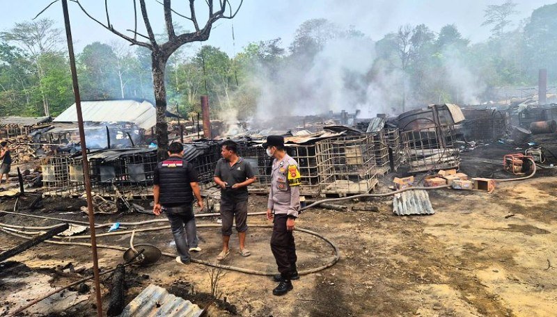 Petugas kepolisian mengamankan lokasi kebakaran penyulingan minyak tradisional di Bayung Lencir Muba