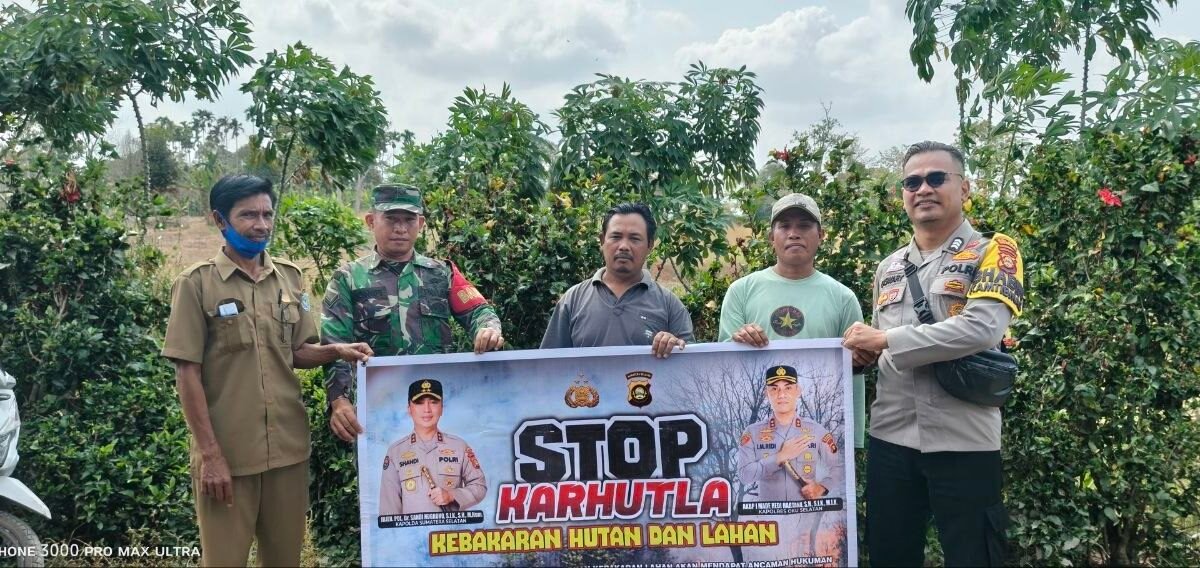 Personel Polsek Buay Pemaca saat mitigasi Karhutla di Desa Kembang Tinggi, OKU Selatan.