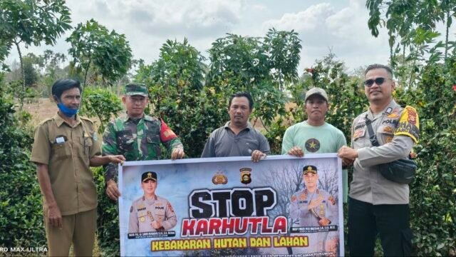 Personel Polsek Buay Pemaca saat mitigasi Karhutla di Desa Kembang Tinggi, OKU Selatan.