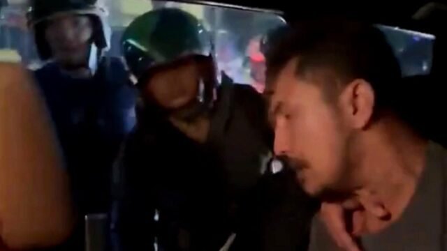 Petugas Ditresnarkoba Polda Sumsel menunjukkan barang bukti 1 kg sabu yang disita di Palembang