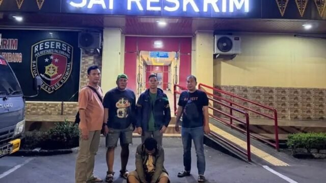 Polisi mengamankan SD, terduga pembobol kantor PT MKS Palembang, beserta barang bukti pencurian.