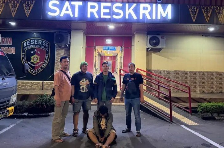 Polisi mengamankan SD, terduga pembobol kantor PT MKS Palembang, beserta barang bukti pencurian.