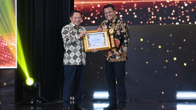 Kepala BPS Amalia Adininggar Widyasanti menyerahkan penghargaan kepada Direktur Utama PLN Darmawan Prasodjo sebagai bentuk apresiasi BPS kepada PLN di Hari Statistik Nasional 2026.