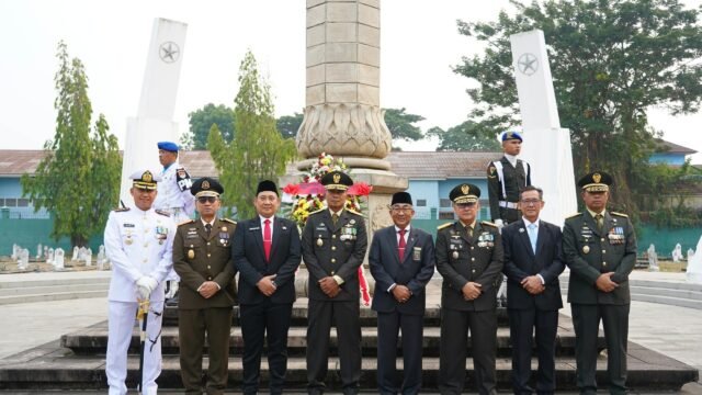 Kasdam II/Sriwijaya Brigjen TNI Iwan Ma'ruf Zainudin memimpin ziarah HUT TNI ke-81 di TMP Palembang