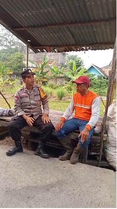 Semangat Gotong Royong, Bhabinkamtibmas dan Warga 32 Ilir Bersihkan Lahan untuk Program Pangan