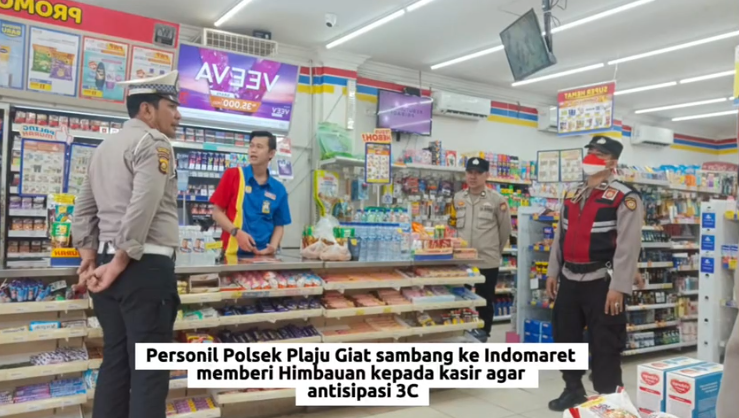 Cegah Tindak Kejahatan di Ritel Modern, Personel Polsek Plaju Sambangi Indomaret dan Beri Himbauan 3C ke Kasir