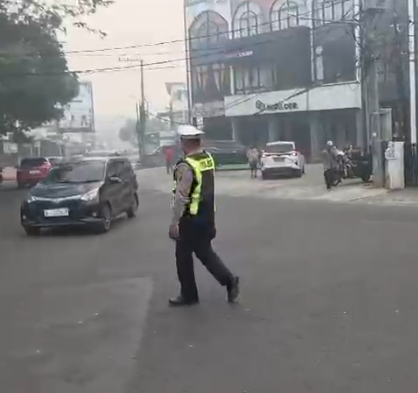 Antisipasi Kepadatan Arus Pagi, Unit Lantas Polsek IT I Palembang Atur Lalu Lintas di Simpang Mayor Ruslan