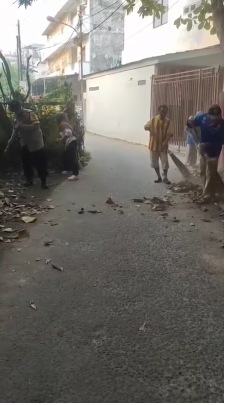 Pererat Sinergitas dan Kepedulian Lingkungan, Bhabinkamtibmas Kelurahan 15 Ilir Polsek IT I Gelar Gotong Royong Bersama Warga