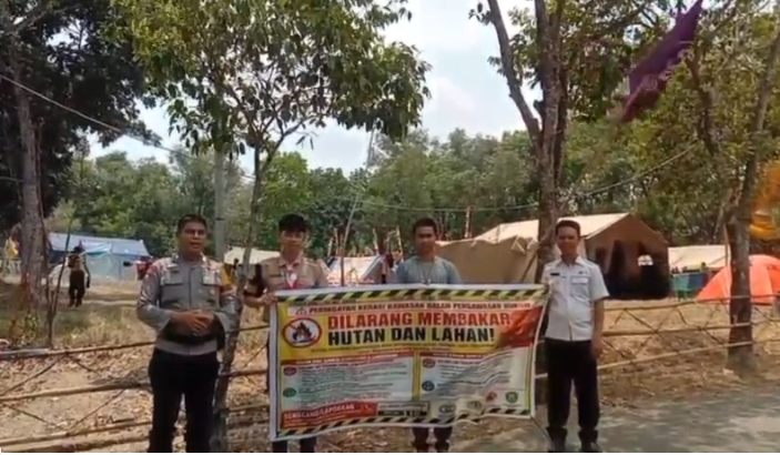 Cegah Karhutla, Bhabinkamtibmas Polsek Sukarami Intensifkan Sosialisasi dan Edukasi ke Warga