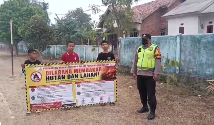 Cegah Karhutla, Bhabinkamtibmas Kelurahan Alang-Alang Lebar Gencar Edukasi Warga