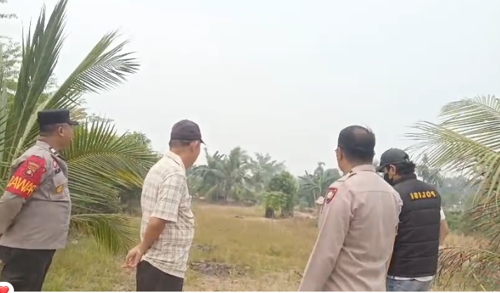 Antisipasi Karhutla, Pawas dan Bhabinkamtibmas Polsek Plaju Turun Ke Lahan Warga Berikan Imbauan