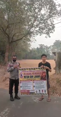 Sisir Lahan Rawan, Bhabinkamtibmas Polsek Sukarami Sosialisasi Pencegahan Karhutla di Kebun Bunga