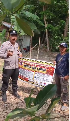 Cegah Karhutla, Bhabinkamtibmas Kelurahan Suka Jaya Edukasi Warga Soal Bahaya Asap