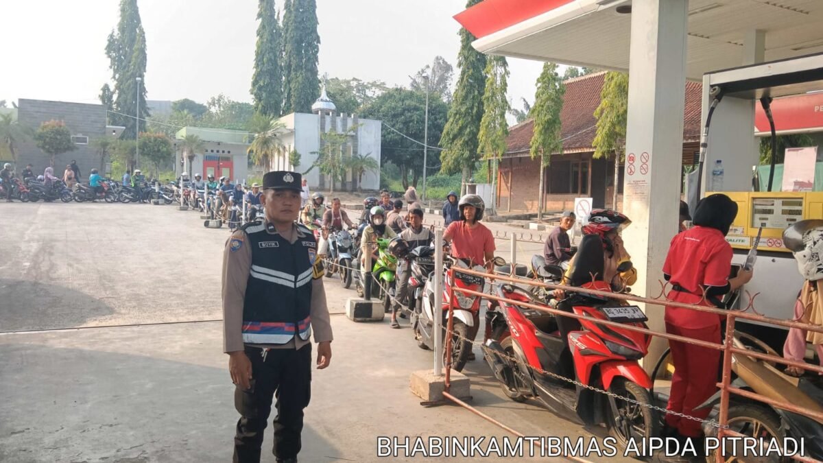 Bhabinkamtibmas Polsek Muaradua Monitoring SPBU, Pastikan Antrean BBM Berjalan Tertib