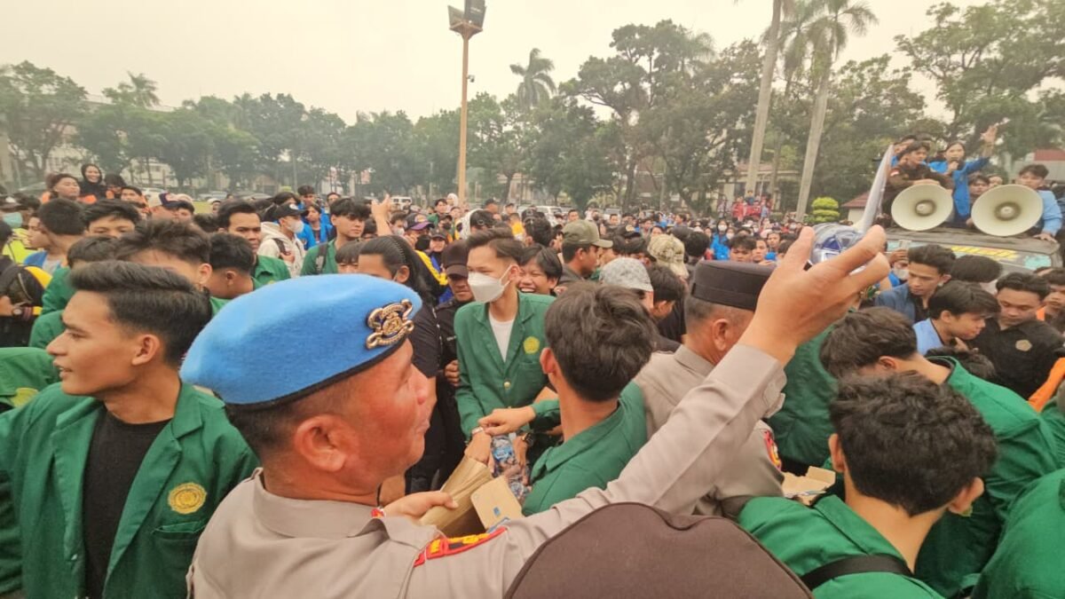 Di Tengah Aksi Unjuk Rasa, AKP Apriyadi Tunjukkan Wajah Humanis Polri kepada Mahasiswa