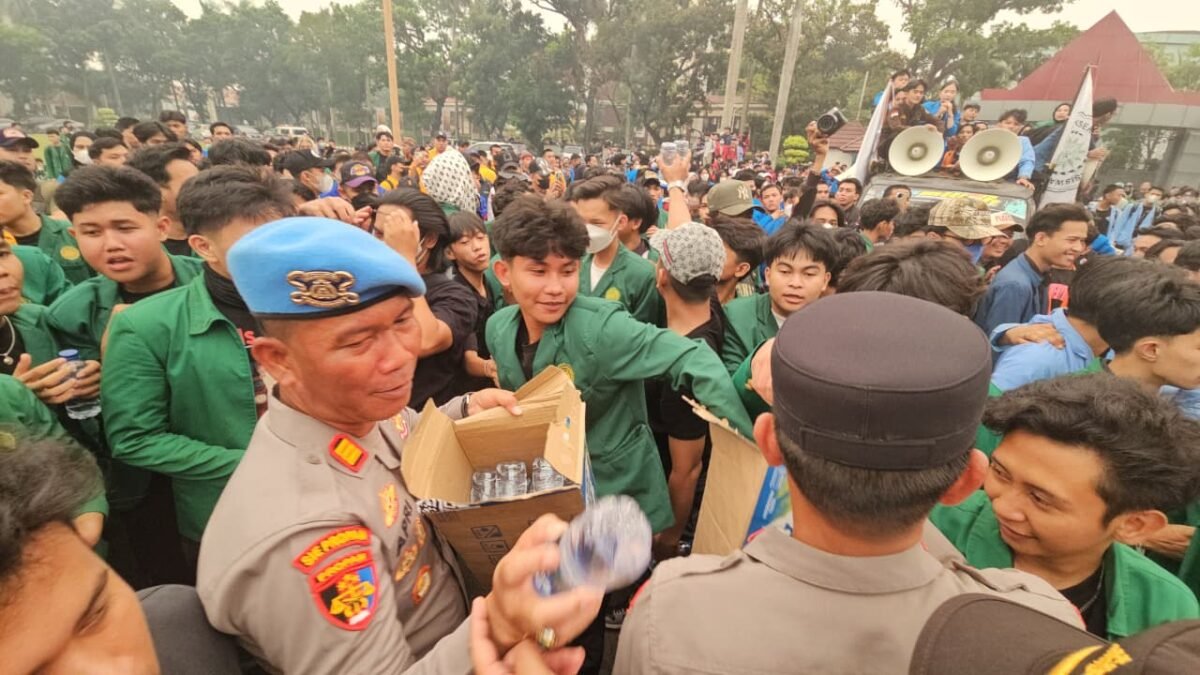 Polisi Bersama Masyarakat, AKP Apriyadi Bagikan Air Mineral kepada Mahasiswa di Tengah Aksi Unras