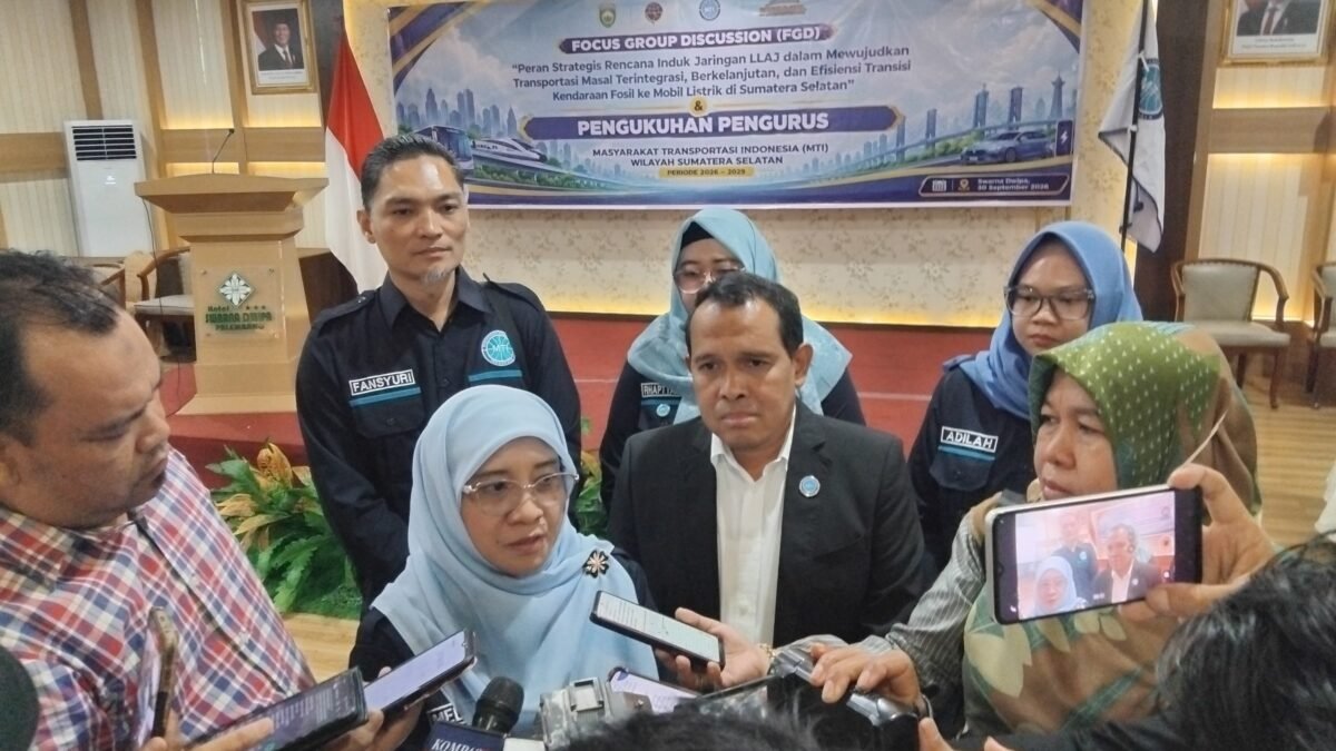Pengurus MTI Sumsel berdiskusi tentang pentingnya UU Sistem Transportasi Nasional untuk integrasi antarmoda.