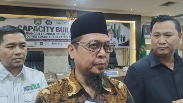 Pengurus KDEKS Sumsel berdiskusi dalam capacity building dorong implementasi ekonomi syariah di Sumatera Selatan
