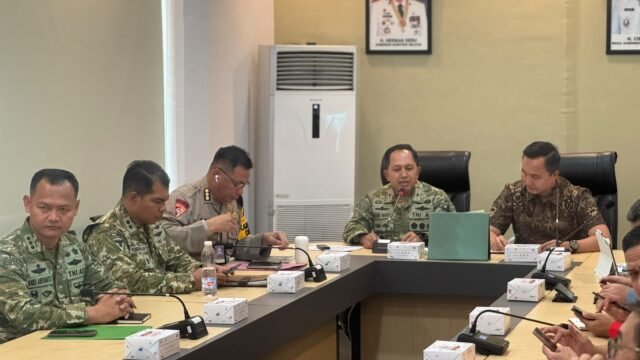 Petugas gabungan memadamkan api Karhutla di OKI, Sumatera Selatan