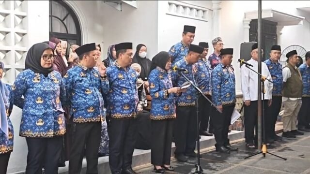 Ratusan pelayat mengantar jenazah H. Suparman, Kepala SMKN 2 Palembang, ke peristirahatan terakhir.